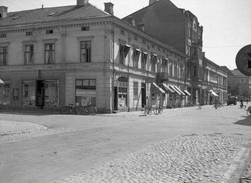Västra Torggatan mellan Kungsgatan och Herrgårdsgatan. Klicka för stor bild. Bilder från 1930-talet.
